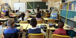Elementary school children are seen in a classroom on the first day of class in the new school year in Nice, September 3, 2013.    REUTERS/Eric Gaillard (FRANCE - Tags: EDUCATION) - RTX135OO